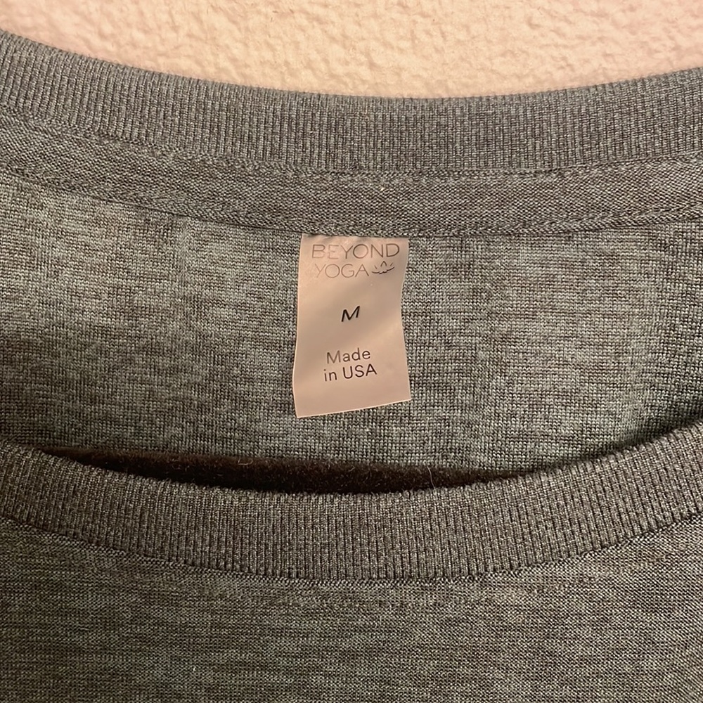 Beyond Yoga Featherweight Long
Sleeve T-Shirt size M - Picture 3 of 6